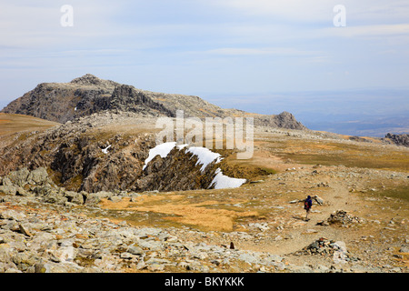 Rocky path de Glyder Glyder Fawr à Fach avec walker dans les montagnes de Snowdonia National Park Gwynedd au nord du Pays de Galles au Royaume-Uni. Banque D'Images