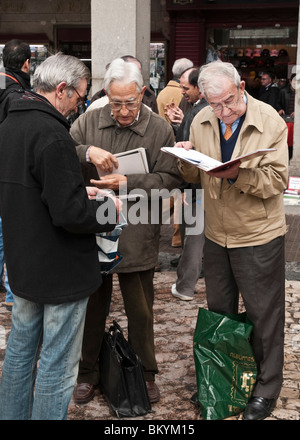 Les philatélistes, collectionneurs, dimanche à l'horodateur et collecteurs de pièce de marché dans la Plaza Mayor, le centre de Madrid, Espagne Banque D'Images