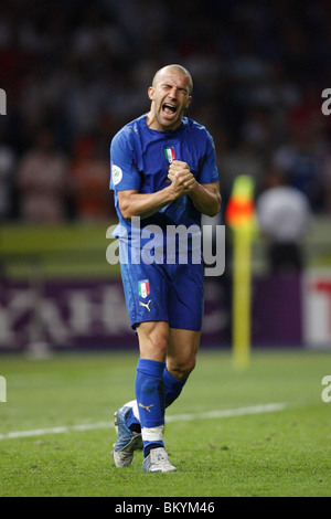 Alessandro Del Piero de l'Italie réagit après avoir marqué un penalty lors de la finale de la Coupe du Monde de la FIFA 2006 contre la France. Banque D'Images