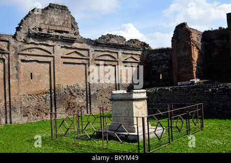 Le Temple de Vespasien, avec l'autel à l'avant-plan de Pompéi Pompéi l'Italie à l'Italie Banque D'Images