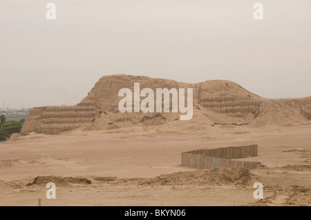 Huaca del sol , temple du soleil, pyramide d'adobe, Pérou Banque D'Images