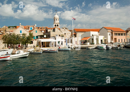 La Croatie ; Hrvartska ; Croatie ; Šibenik-Knin, Privč, Šepurine, waterfront, église, maisons et bateaux petits poissons Banque D'Images