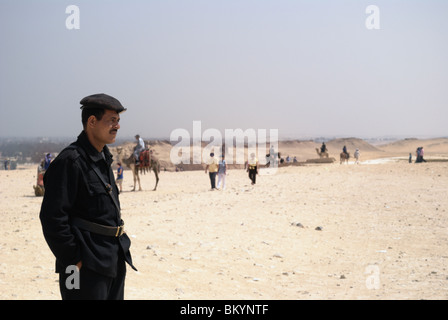 Police touristique à les pyramides de Gizeh, Egypte Banque D'Images