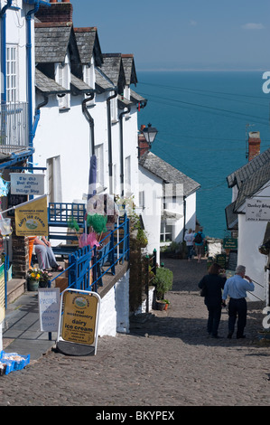 Rue en pente dans le village de Clovelly Devon du Nord avec la mer bleue en arrière-plan Banque D'Images