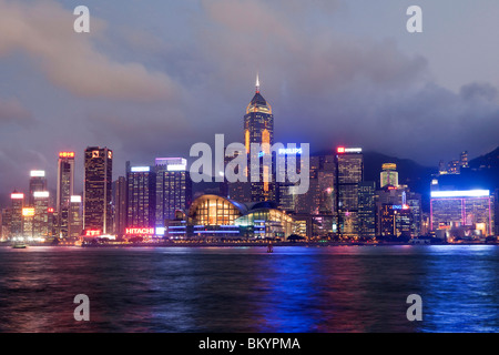 De grands bâtiments sur l'île de Hong Kong city centre, et notamment sur le port de Tsim Sha Tsui à Kowloon, à côté nuit Banque D'Images