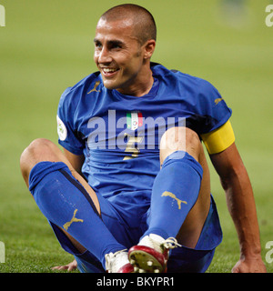 Le capitaine de l'équipe Italie Fabio Cannavaro sourit comme il se lève hors du terrain lors de la finale de la Coupe du Monde de la FIFA 2006 contre la France. Banque D'Images