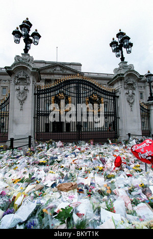 Tributs floraux DE DIANA à l'extérieur de Buckingham Palace 14 Septembre 1997 Banque D'Images