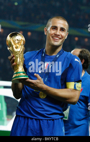 Le capitaine de l'équipe Italie Fabio Cannavaro détient le trophée de la Coupe du monde après l'Italie a battu la France dans la Coupe du Monde 2006 finale. Banque D'Images