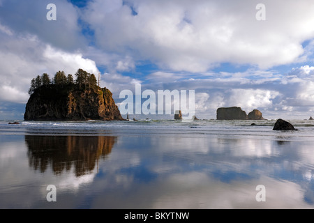 Crying Lady Rock reflète sur Washington's Second Beach avec les aiguilles de Quillayute offshore dans le parc national Olympic. Banque D'Images