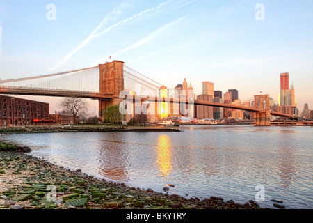 Pont de Brooklyn et Manhattan, au lever du soleil vu de Brooklyn Bridge Park à Brooklyn Banque D'Images