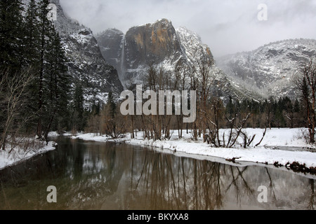 Yosemite Falls reflète dans la Merced River après une tempête printanière vu de Swinging Bridge dans le Parc National Yosemite. Banque D'Images