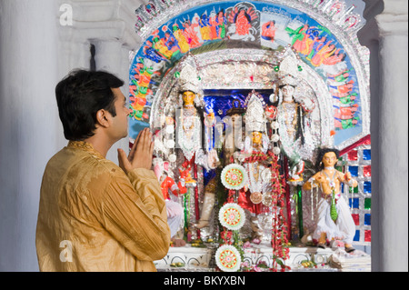 Homme qui prie dans un temple Banque D'Images