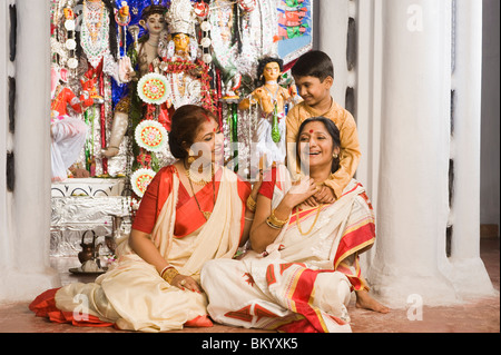 Famille dans un temple Banque D'Images