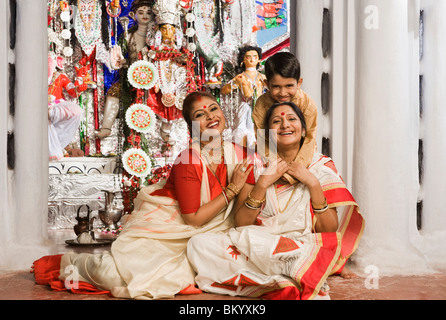 Famille dans un temple Banque D'Images