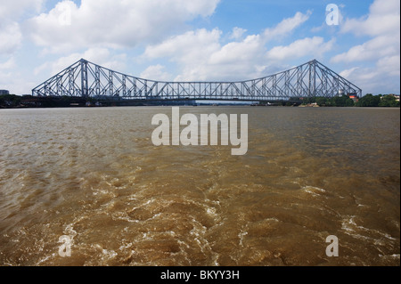 Pont sur la rivière, Howrah Bridge, rivière Hooghly, Kolkata, West Bengal, India Banque D'Images