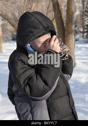 préadolescents prenant des photos avec un point numérique et photographiez l'extérieur en hiver Banque D'Images