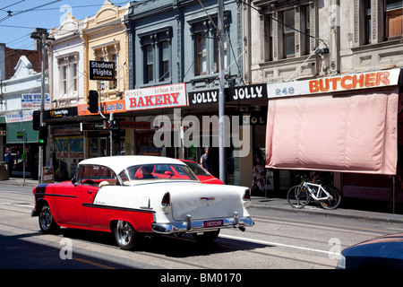 Cadillac classique rouge et blanc sur la rue dans la banlieue de Melbourne Fitzroy Banque D'Images