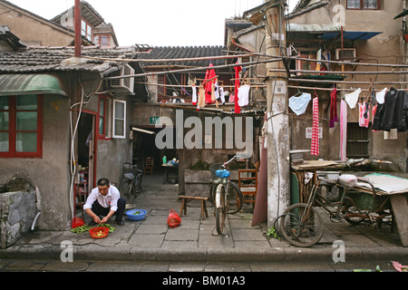 Vieille ville, Lao Xi Men, l'homme de nettoyage dans les rues, les corvées domestiques d'une maison traditionnelle, chinoise chambre donne sur Banque D'Images