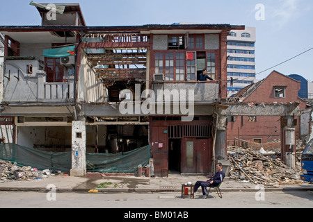 Démolition en vieille ville, Lao Xi Men, un des derniers résidents d'un quartier démoli, refusant la réinstallation, zone de réaménagement Banque D'Images