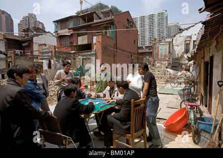 Démolition en vieille ville, Lao Xi Men, zone de réaménagement, qui vivent parmi les maisons démolies, travailleur migrant, vivant à démoli h Banque D'Images