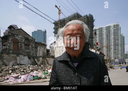 Démolition en vieille ville, Lao Xi Men, vieille dame, l'un des derniers habitants d'un quartier démoli, refusant la réinstallation, redevelo Banque D'Images