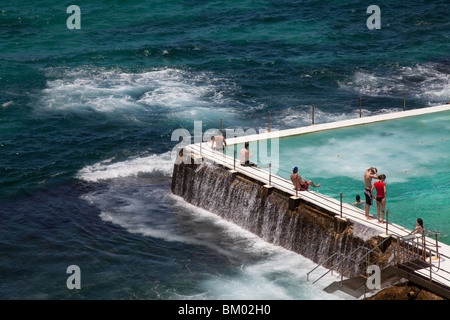 Icebergs de Bondi - un rock populaire piscine qui donne sur la plage de Bondi, à Sydney. Banque D'Images