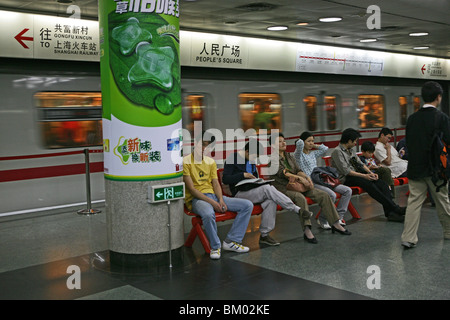 Shanghai Metro, système de transport en commun, le métro, les transports publics, la station de métro, l'attente des passagers, Werbeplakat, post Banque D'Images