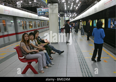 Shanghai Metro, système de transport en commun, le métro, les transports publics, la station de métro, l'attente des passagers, la Place du Peuple Banque D'Images