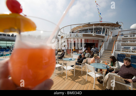 Punch planteurs au bar de la piscine sur le pont 11, la liberté de la mer, bateau de croisière Royal Caribbean Cruise Line International Banque D'Images