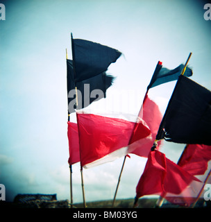 Drapeaux rouges et bleus qui souffle dans le vent fort Banque D'Images