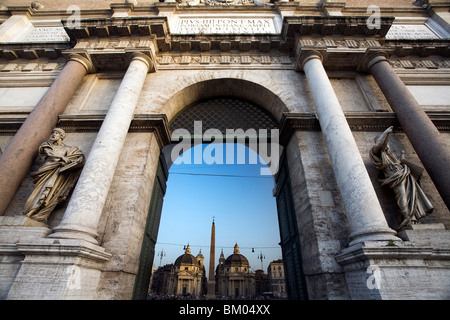 Façade extérieure de la Porta del Popolo, Rome, avec la Piazza del Popolo sur l'arrière-plan Banque D'Images