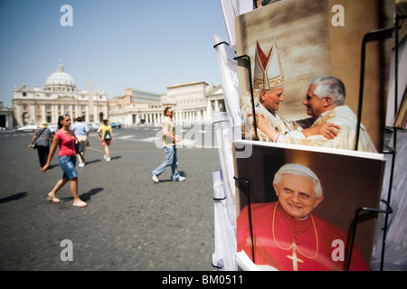 Cartes postales du Vatican avec l'image des Papes Benoît XVI et Jean Paul II, Vatican Banque D'Images