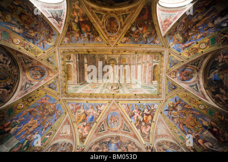 Triomphe de la religion chrétienne (panneau central). Plafond de la chambre de Constantin (1517-1524), les Chambres de Raphaël, les Musées du Vatican Banque D'Images