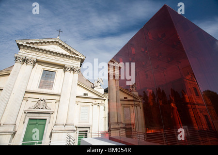 Façade de San Rocco en face de Valentino's cube rouge de Musée Ara Pacis Banque D'Images