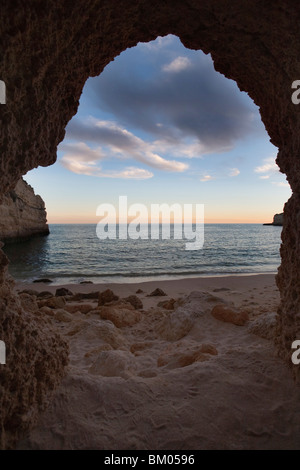 Caverne sur la plage, ville de Porches, municipalité de Lagoa, district de Faro, région d'Algarve, Portugal Banque D'Images