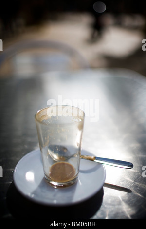 Verre de café vide sur une table d'extérieur, Séville, Espagne Banque D'Images