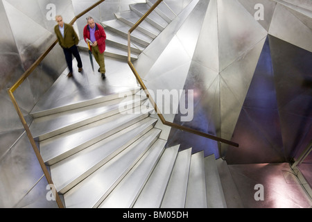 Escalier en acier inoxydable dans l'entrée d'immeuble, Caixa Forum Madrid, Espagne, le travail réalisé par Jacques Herzog et Pierre de Meuron. Banque D'Images