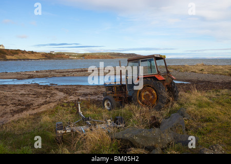 Le tracteur utilisé pour récupérer les bateaux de pêche de la rive du Drummore, le Rhines, Dumfries et Galloway, en Écosse. Banque D'Images