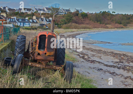 Le tracteur utilisé pour récupérer les bateaux de pêche de la rive du Drummore, le Rhines, Dumfries et Galloway, en Écosse. Banque D'Images