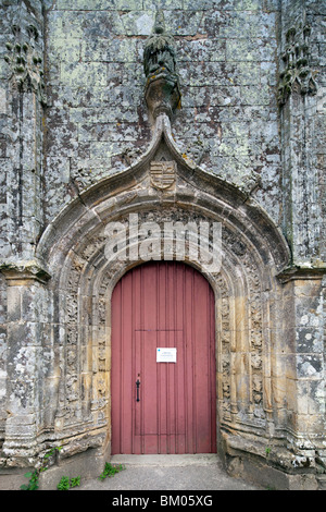 Porte d'entrée de la chapelle de la Trinité, de la ville de Plumergat, département du Morbihan, Bretagne, France Banque D'Images