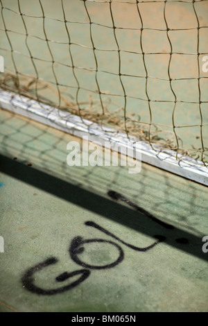 Le mot espagnol "gol !' (but !) peint sur le sol par un but de football, Séville, Espagne Banque D'Images