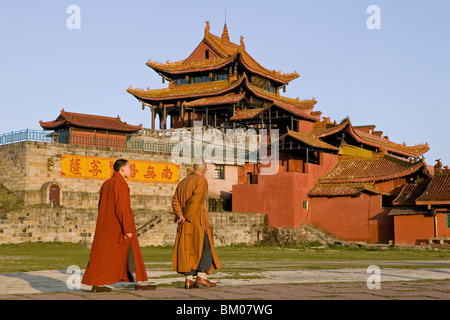 Moines en face de Huazong Monastère, 3077 mètres d'altitude, sommet d'or, sommet de l'Emei Shan, Site du patrimoine mondial, une Banque D'Images