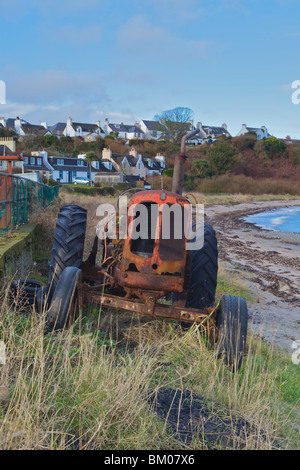 Le tracteur utilisé pour récupérer les bateaux de pêche de la rive du Drummore, le Rhines, Dumfries et Galloway, en Écosse. Banque D'Images