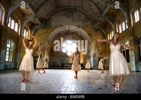 Jeune femme dacing abandonnés dans une ancienne salle de danse Banque D'Images