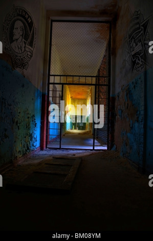 Couloir intérieur sombre d'un ancien hôpital psychiatrique en Russie Banque D'Images