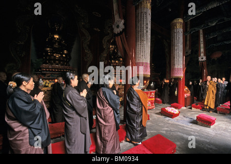 La prière dans le monastère Bouddhiste, sommet de l'île de Putuo Shan près de Shanghai, la province du Zhejiang, est de la mer de Chine, la Chine, l'Asie Banque D'Images