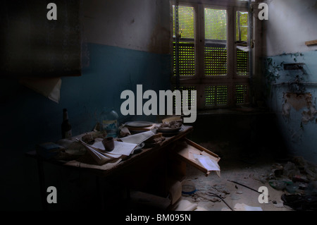 Un vieux bureau à un ancien hôpital psychiatrique. Après la guerre, les Soviétiques s'en emparèrent. Banque D'Images