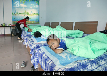 D'entraînement de Kung Fu à l'âge de la maternelle, à l'une des nombreuses nouvelles écoles de Kung Fu à Dengfeng, les très jeunes élèves dans le dortoir à Banque D'Images