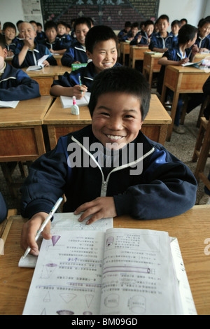 Les élèves en classe à l'une des nombreuses nouvelles écoles de Kung Fu à Dengfeng, près de Shaolin, Song Shan, province de Henan, Chine, Asie Banque D'Images