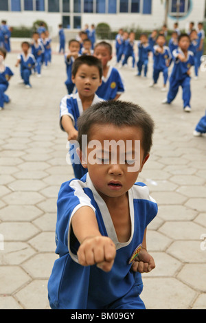 D'entraînement de Kung Fu à l'âge de la maternelle, à l'une des nombreuses nouvelles écoles de Kung Fu à Dengfeng, près de l'école Shaolin, chanson, Henan Shan Banque D'Images